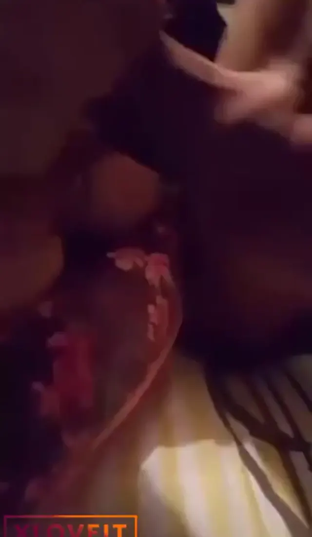 Ailesi yan odadayken nişanlısına sakso çekiyor — Amatör Porno · sahne 3