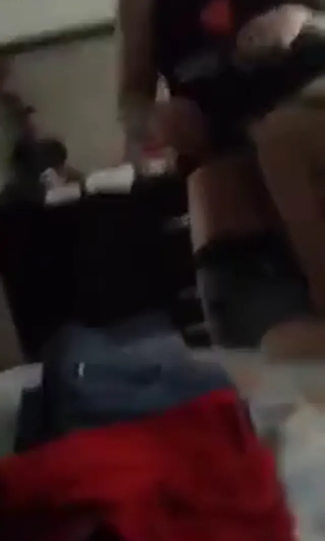 Arkadaşlarının önünde manitasını sikti — Amatör Porno · sahne 3