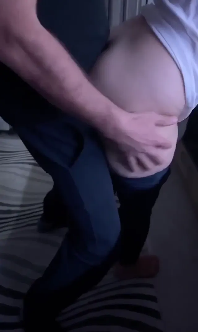 Ayak üstü gelir gelmez adamın karısına geçirdi — Amatör Porno · sahne 1
