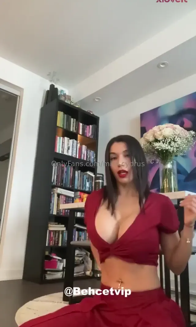 Ayla Günsüz ifşa Soyunup amcık okşadı — Ayla Günsüz — Türk ifşa · sahne 1