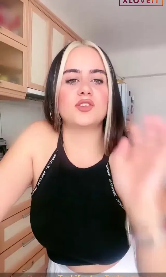 Ayşe Elbi ifşa Beyaz eteğiyle gündüz yayınında dans etti — Ayşe Elbi — Canlı Yayınlar · sahne 2