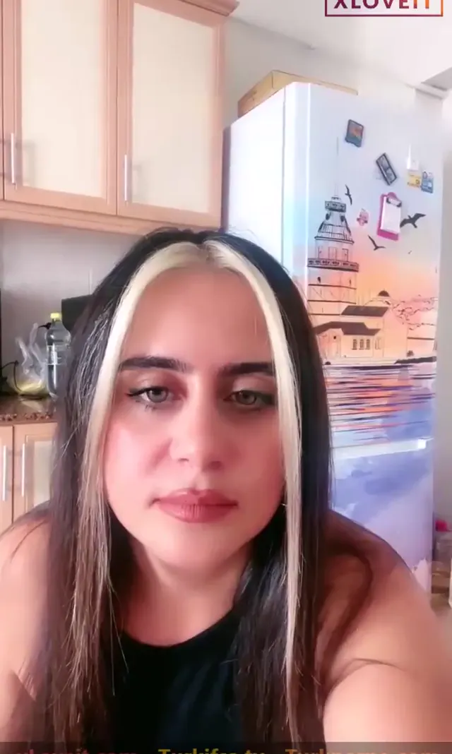 Ayşe Elbi ifşa Beyaz eteğiyle gündüz yayınında dans etti — Ayşe Elbi — Canlı Yayınlar · sahne 3