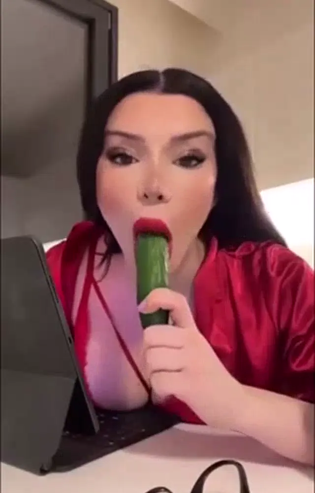 Berfe Ece Talin ifşa Çalışırken salatalığa sakso çekti — Berfe Ece Talin — Bedava Porno · sahne 1