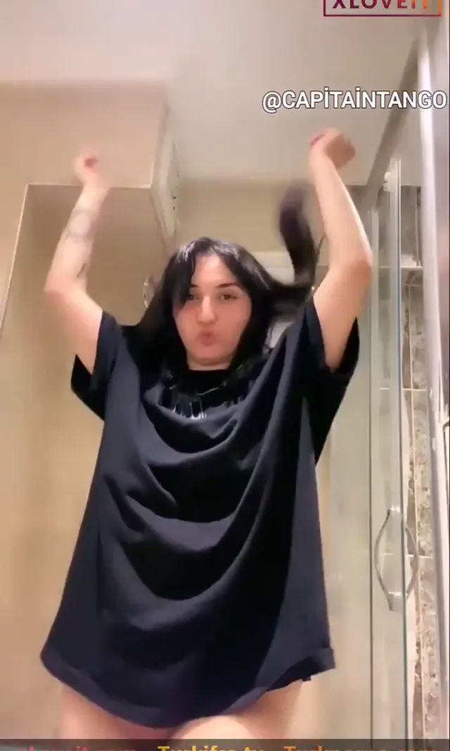 Koca memeli Beyza ifşa nude banyoda — Canlı Yayınlar · sahne 2