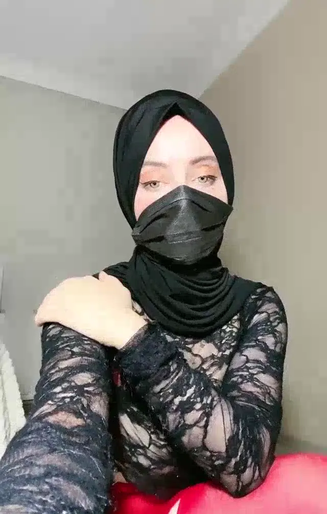Boncuk ifşa Kırmızı etek jartiyer yanıyor — Türbanlı Boncuk — Bedava Porno · sahne 1