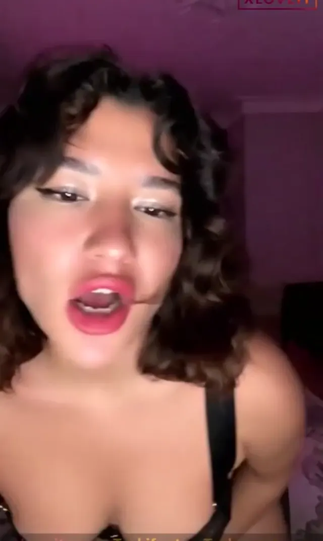 Burcu Yıldız ifşa Olgun seksi geceliğiyle yayında — Burcu Yıldız — Canlı Yayınlar · sahne 2