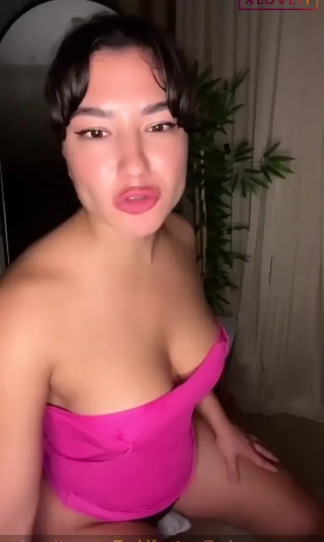 Burcu Yıldız ifşa Pembe elbiseli uzun seksi yayın — Burcu Yıldız — Canlı Yayınlar · sahne 3