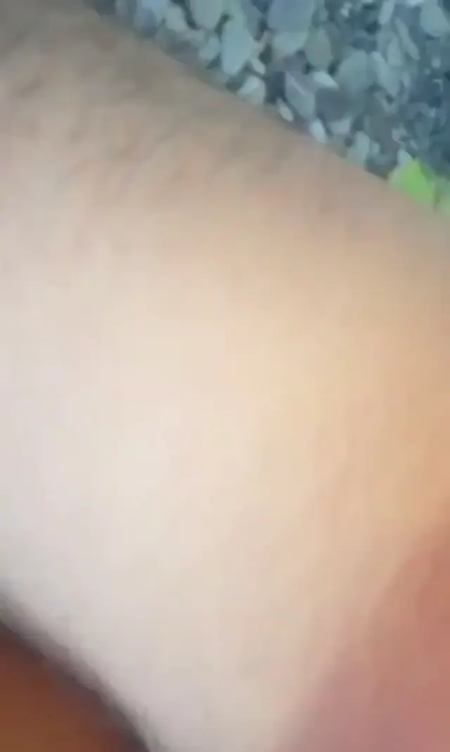 Büyük yarrağıyla evin bahçesinde anal sikti — Amatör Porno · sahne 1