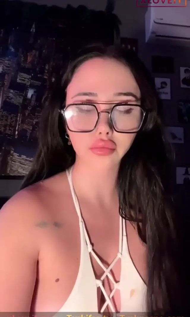 Cansu Bade Taş ifşa Mini elbisesiyle canlı yayında — Cansu Bade Taş — Canlı Yayınlar · sahne 1