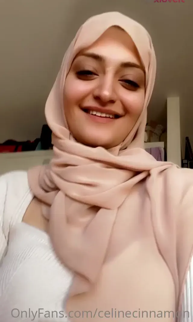 Celine Cinnamon ifşa Türbanlı karıdan nude videolar — Celine Cinnamon — Türk ifşa · sahne 3