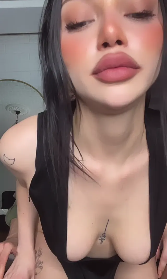 Cerhawk Porno Sandalyedeki manitanın sikine oturdu — Cerhawk — Mobil Porno · sahne 2