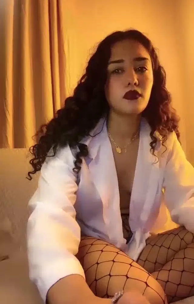 Curly ifşa Büyük götlü hatun gömlekle yayında — Curly — Bedava Porno · sahne 3