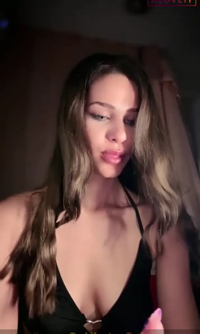 Defne Yummy ifşa Sexy hatun gecelikli yayında — Canlı Yayınlar · sahne 3
