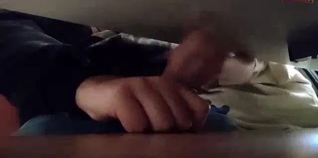 Ders çalışırken masanın altından arkadaşına 31 çekip boşalttı — Bedava Porno · sahne 1