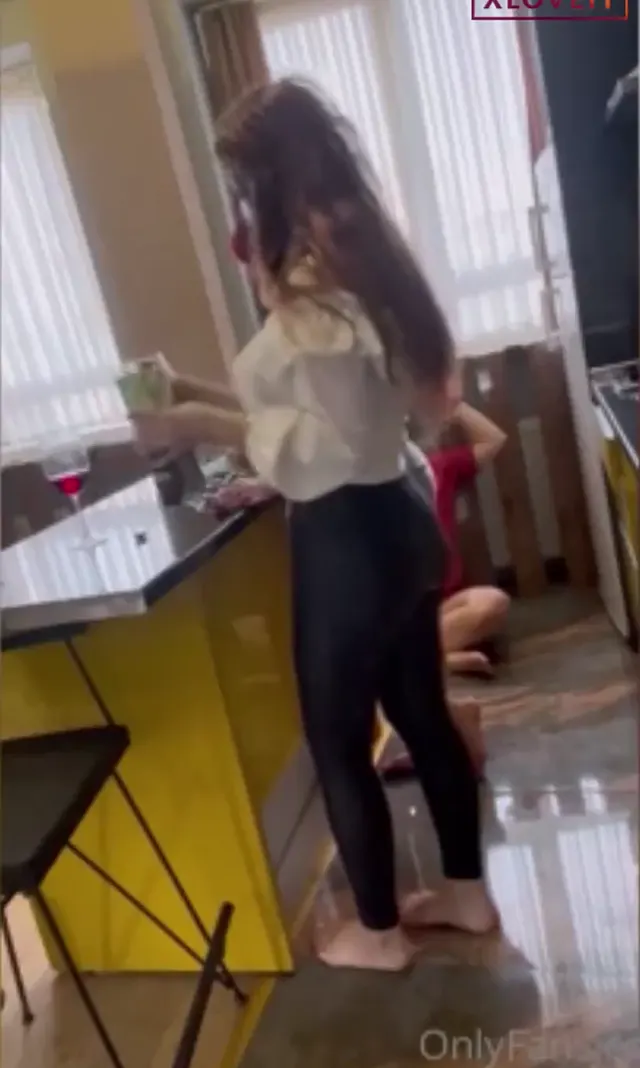 Dilek Kaya — Dilek Kaya ifşa Elleri kelepçeli köleye eziyet etti · sahne 1