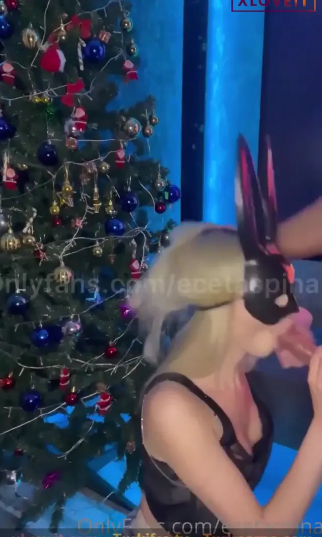 Turkish Blowjob Ece Taşpınar yılbaşı ağacının yanında saksoyla boşalttı — Ece Taşpınar — Mobil Porno · sahne 3