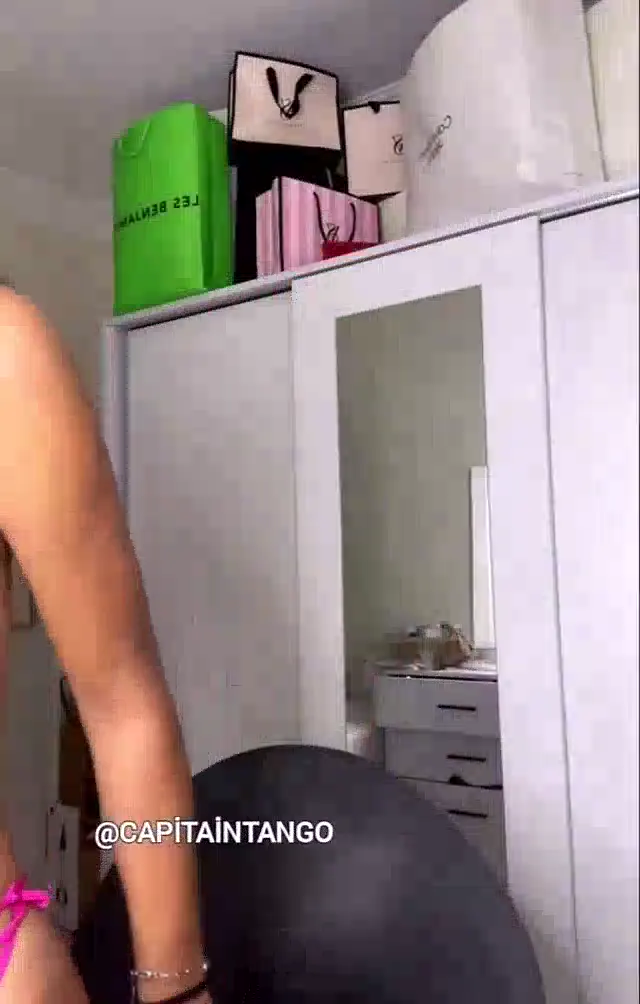 Elanur Ayan ifşa Am Meme sergileyip amcığını ovaladı — Elanur Ayan — Bedava Porno · sahne 1