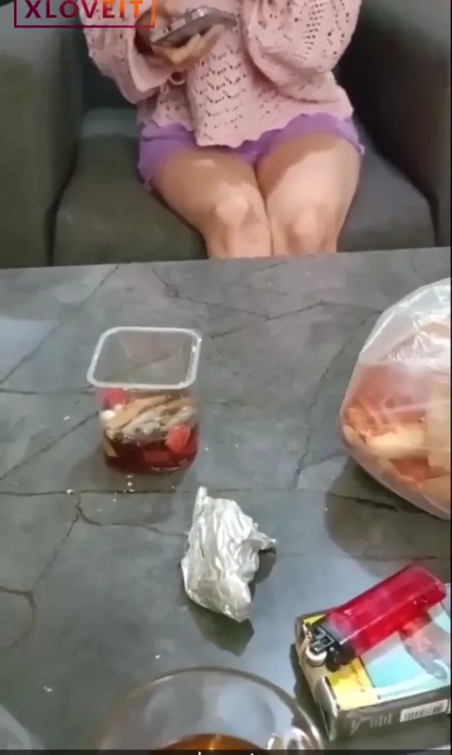 Fareden korkup komşuya sığınıyor — Amatör Porno · sahne 1