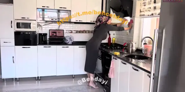 Fatma ile Her telden ifşa Çaydanlığı temizledi — Fatma ile Her Telden — Bedava Porno · sahne 2