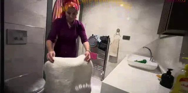 Fatmayla Her telden ifşa Lavaboyu temizledi — Fatma ile Her Telden — Bedava Porno · sahne 3