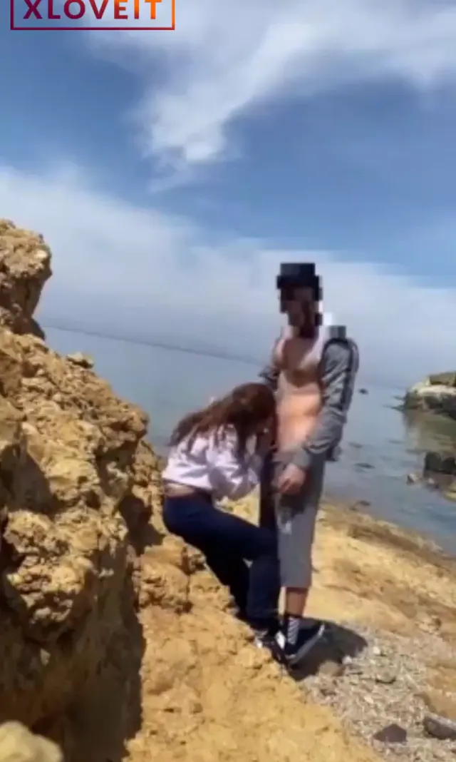 Genç çift kayalıklarda sakso sikiş yaptı — Amatör Porno · sahne 1