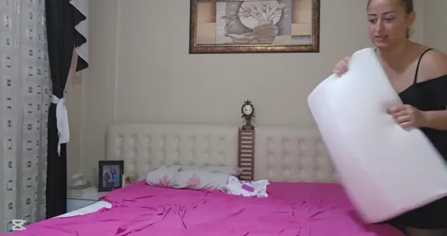 Gokce Ersoy Yatak Odasinda Gunluk Temizlik — Gökçe Ersoy — Türk ifşa · sahne 1