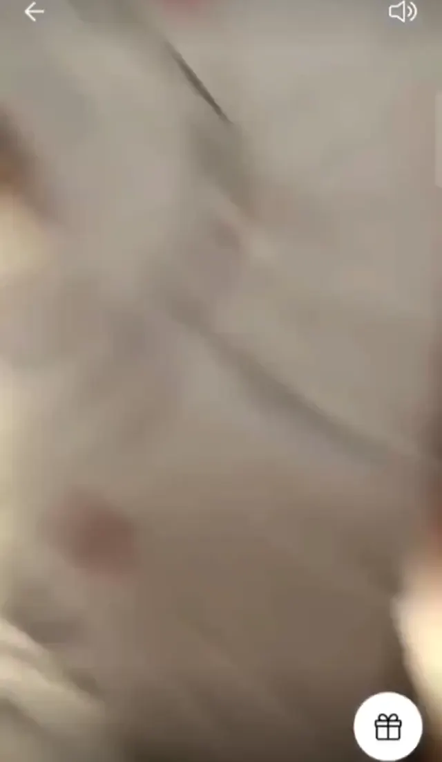 Arden ifşa Kız arkadaşının önünde peçeteye boşaldı — Tango Arden — Canlı Yayınlar · sahne 2
