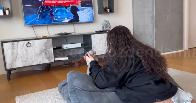 HD Porno Damla özden Playstation oynarken sikişti — Damla Özden — Konulu Porno · sahne 1