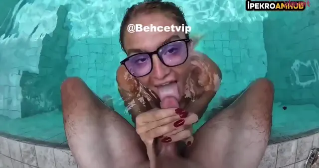 ipekroam porno Havuzun içinde sik yaladı — ipekroam — Konulu Porno · sahne 2