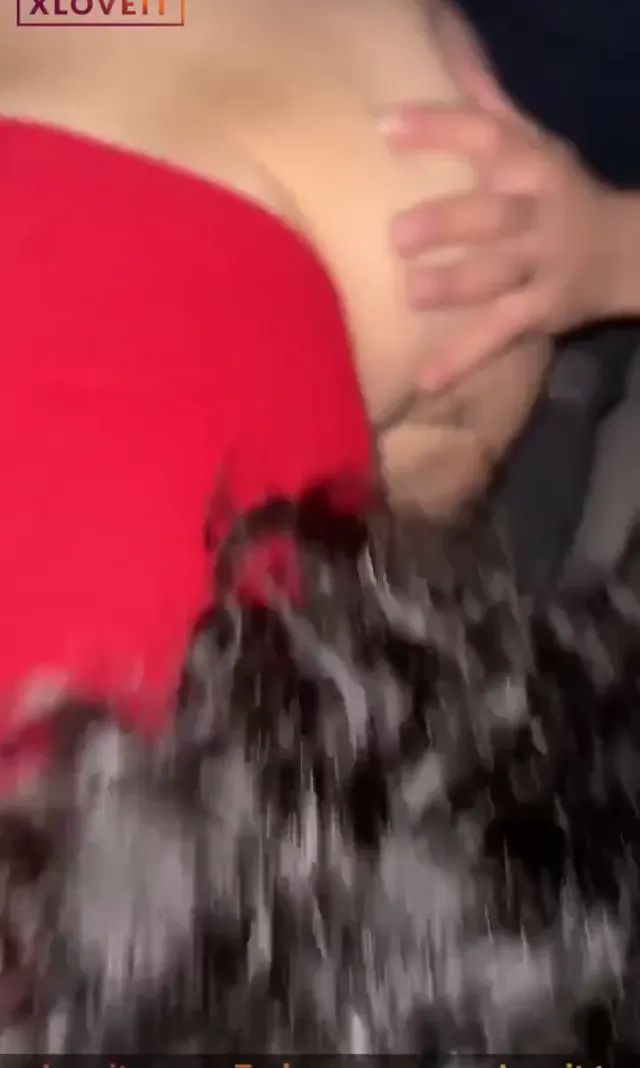 Karısını halının üstünde dostuna siktirdi — Mobil Porno · sahne 1