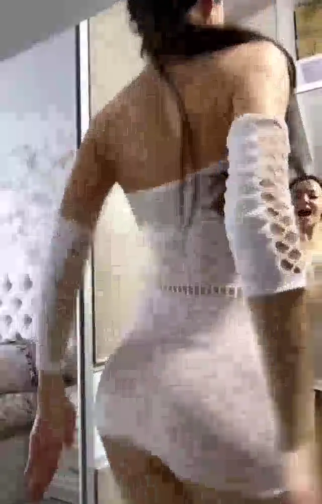 Kleopatra ifşa Seksi hatunun ayna karşısındaki dansı — Bedava Porno · sahne 1