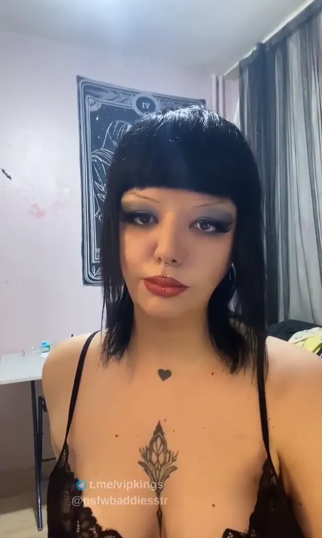 Lilith — Lilith ifşa Dövmeli kaküllü kızdan Mico yayını · sahne 3