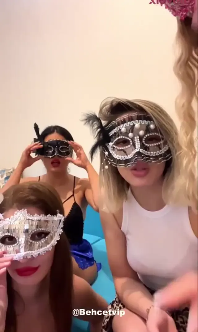 Maskeli Girls ifşa 3 azgın kaşarın canlı yayını — Canlı Yayınlar · sahne 2