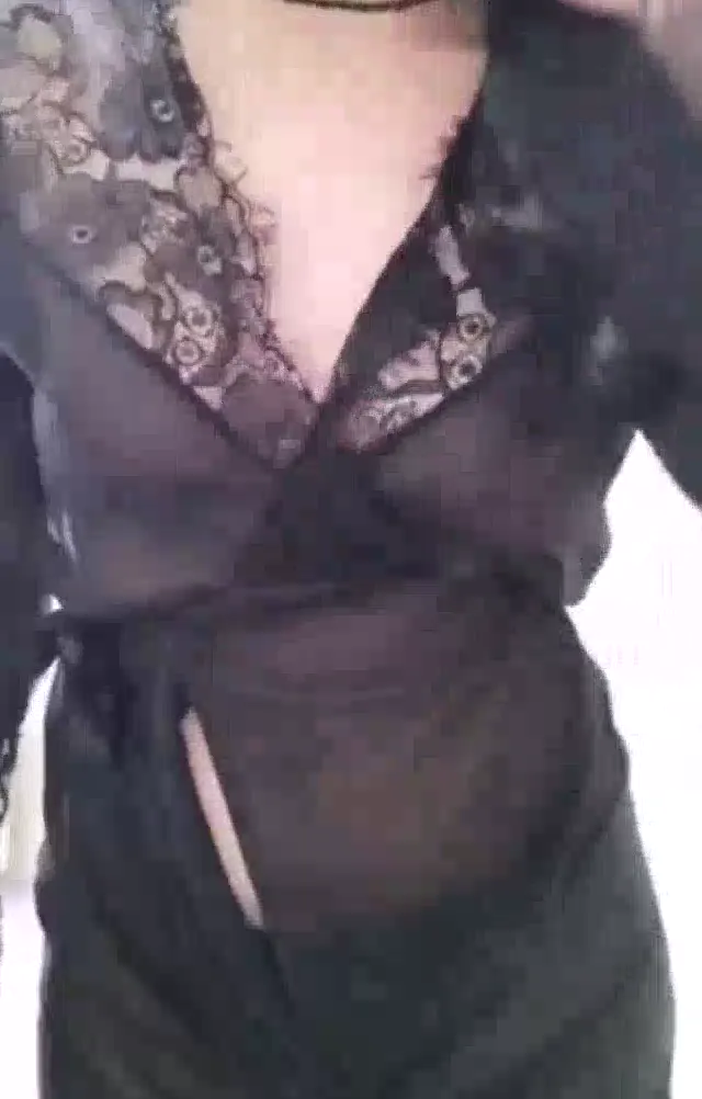 Matmazel ifşa Seksi geceliğiyle yayın açtı — Bedava Porno · sahne 3