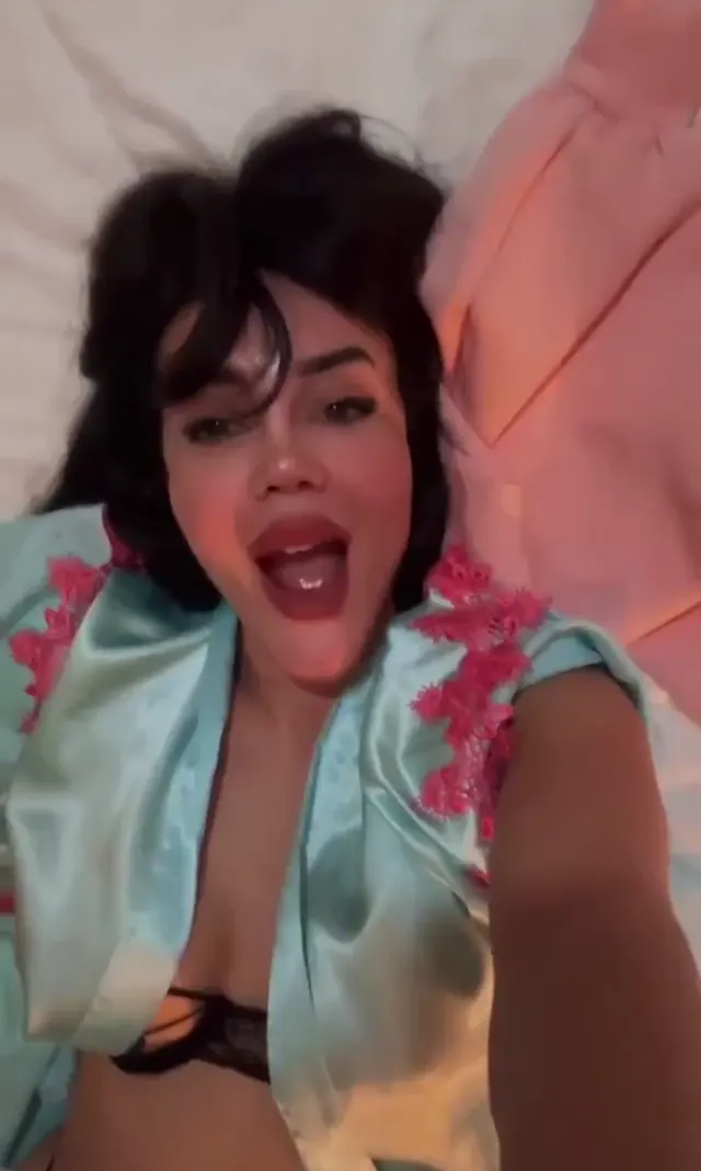 Melek Özçağan — Melek Özçağan ifşa Yatağında sexy nude yayın açtı · sahne 1