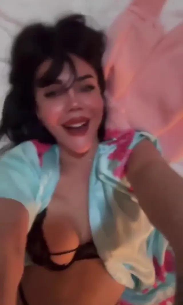 Melek Özçağan — Melek Özçağan ifşa Yatağında sexy nude yayın açtı · sahne 2