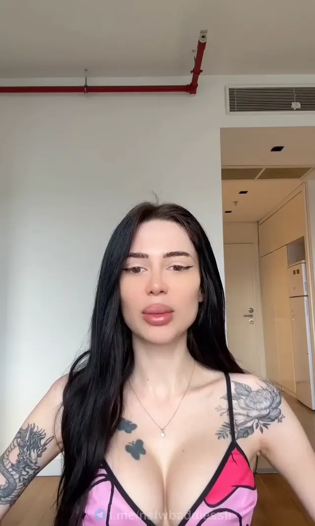 Mico Elina ifşa Dövmeli göğüs dekolteli full yayın — Canlı Yayınlar · sahne 3