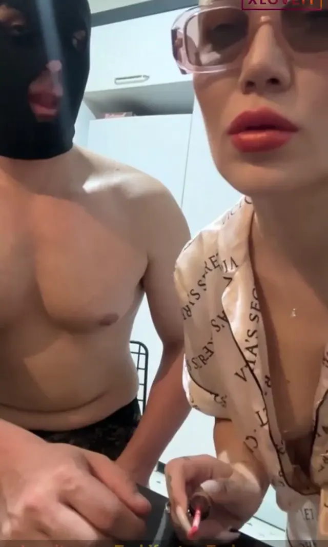 Mistress Merve ifşa Kölesinin dudaklarına parlatıcı sürdü — Mistress Merve — Türk ifşa · sahne 3