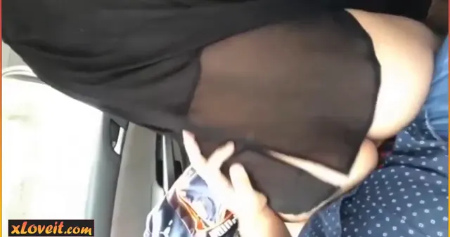 Olgun hatuna arabada sakso çektirip sikiyor — Amatör Porno · sahne 3
