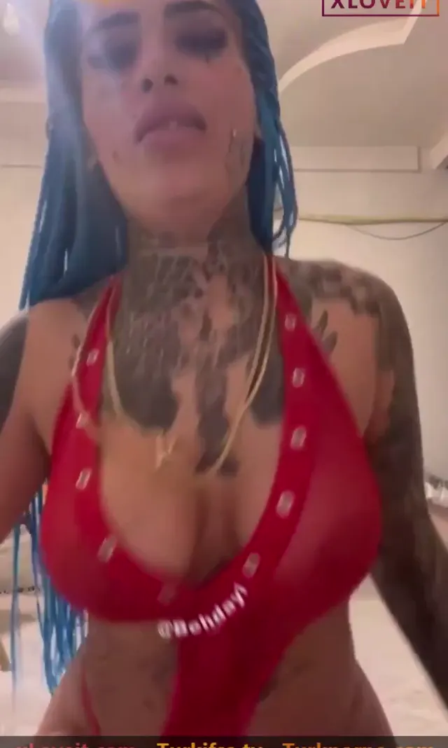 Raperin ifşa Kırmızı sikiş elbisesiyle hunharca twerk yaptı — Raperin Yılmaz — Canlı Yayınlar · sahne 2