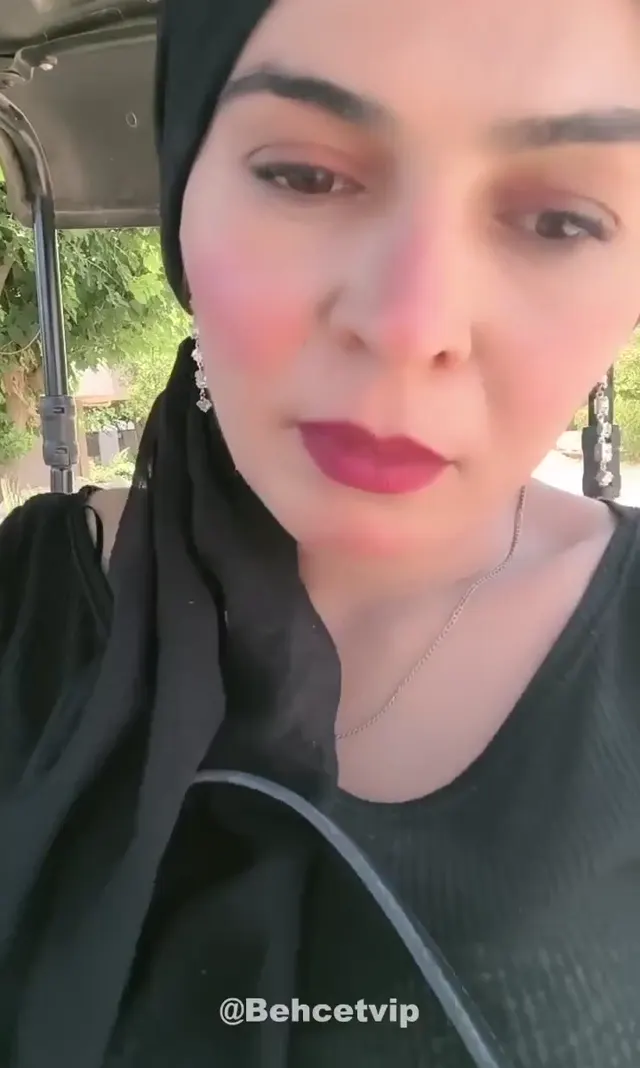 Rose ifşa Türbanlı olgun dışarda yürürken yayın açtı — Rose — Canlı Yayınlar · sahne 3