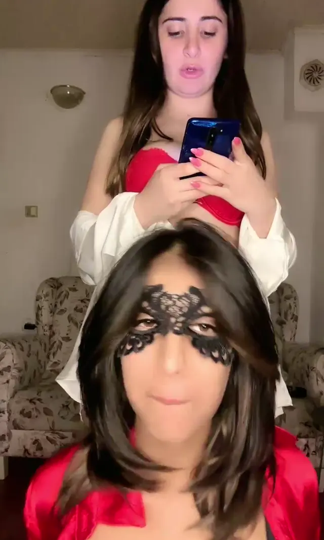 Tango Alya ifşa 2 çıtır kızdan canlı yayın seyret — Tango Alya — Canlı Yayınlar · sahne 3