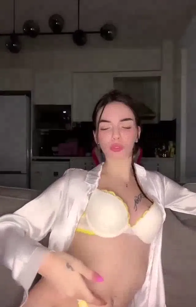 Tango Elaa ifşa Çıtır güzel uzun boylu kızın yayını — Bedava Porno · sahne 2