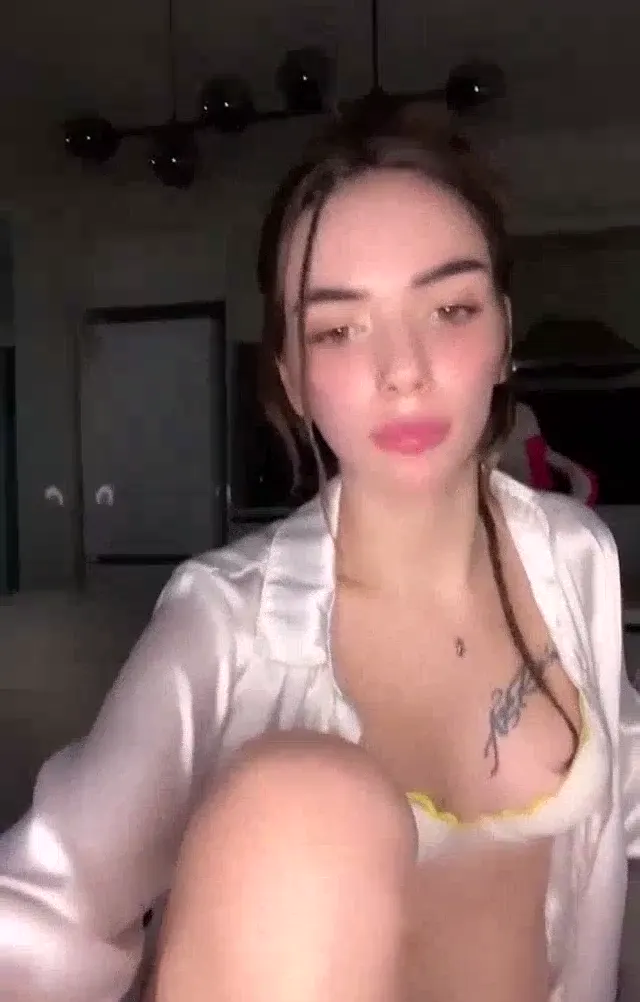 Tango Elaa ifşa Çıtır güzel uzun boylu kızın yayını — Bedava Porno · sahne 3