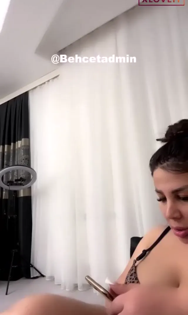 Tango Esra ifşa Memelerini takdim edip külotla oturdu — Tango Esra — Canlı Yayınlar · sahne 3