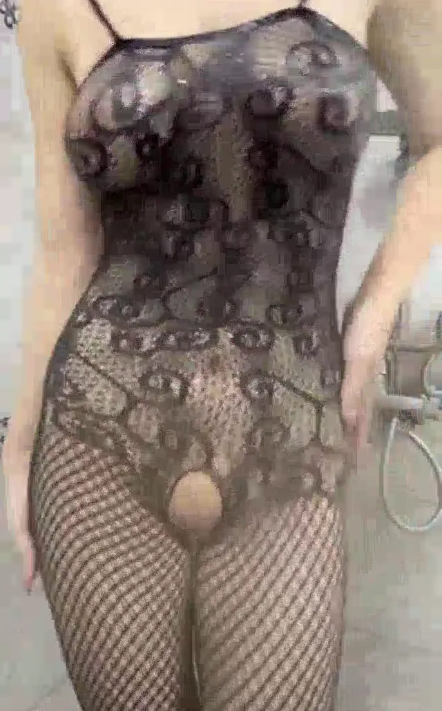 Tango irem — Tango irem ifşa sex kıyafetiyle suyun altına girdi · sahne 2