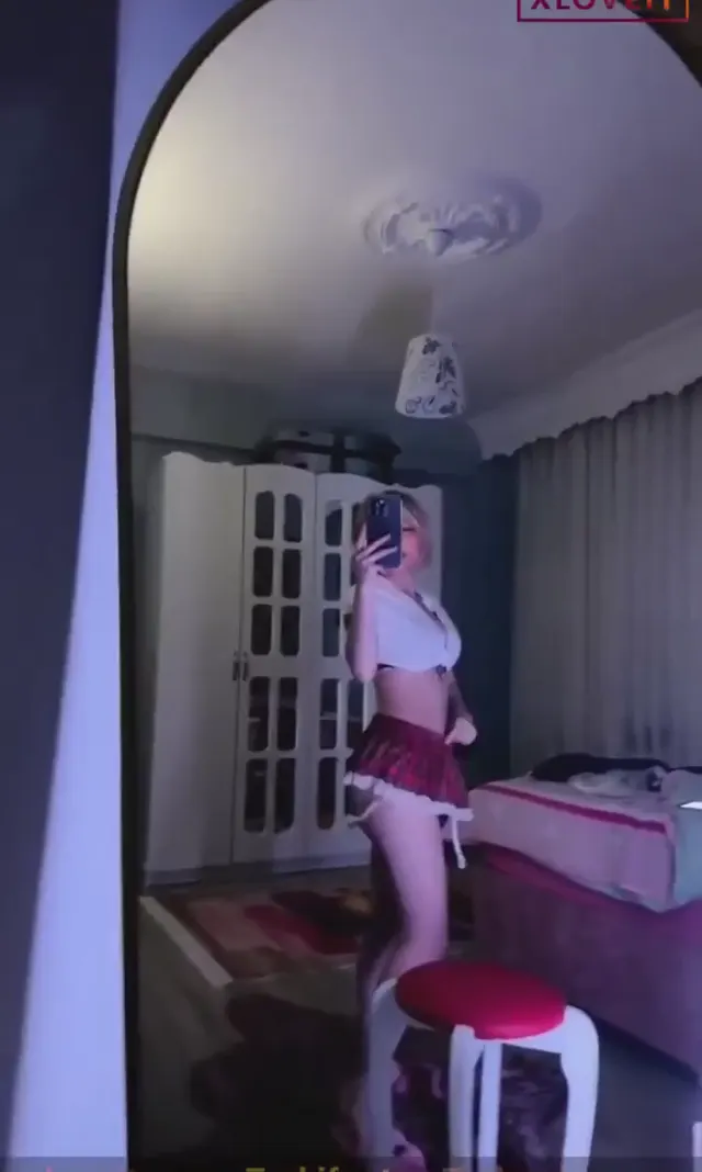 Tango Lara ifşa Kolejli etekli uzun yayını — Tango Lara — Canlı Yayınlar · sahne 1