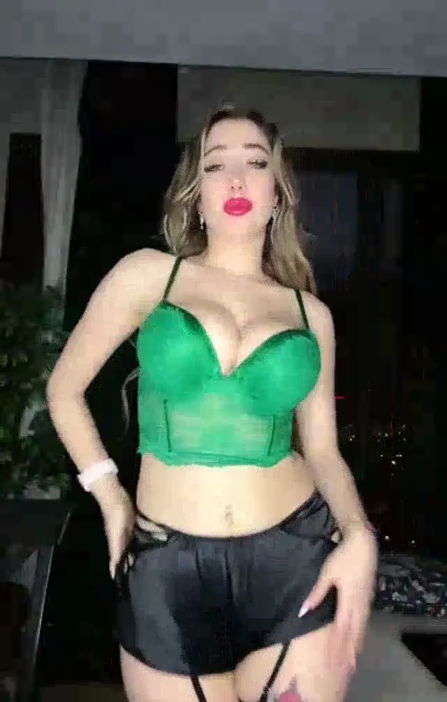 Tango Poine ifşa Sexy iç çamaşırlı yayında dans etti — Tango Poine — Bedava Porno · sahne 1