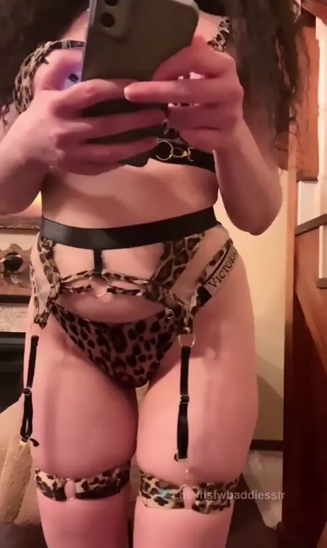 Tango PrnoYıldızı ifşa Kıvırcık at gibi hatun — Canlı Yayınlar · sahne 1