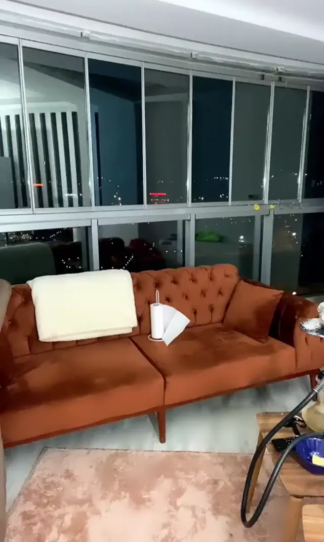 Tango Seziş — Tango Seziş ifşa Kırmızılar içinde dans etti · sahne 2
